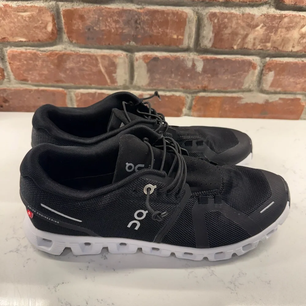 On cloud Running black and white - Picture 5 of 8